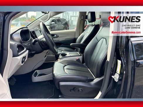 Used 2024 Chrysler Pacifica Touring-L FWD image 12
