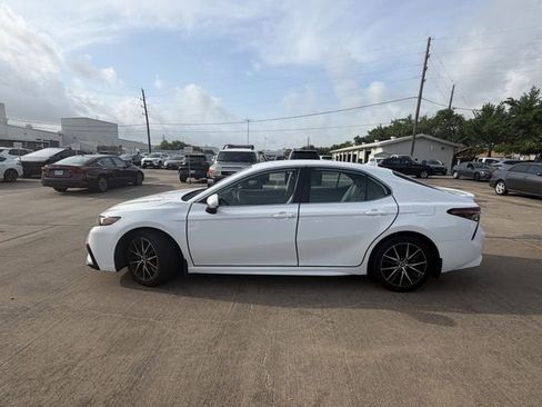Used 2024 Toyota Camry SE image 8