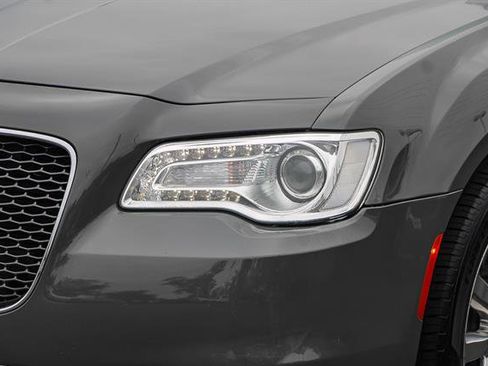 Used 2018 Chrysler 300 Limited image 8