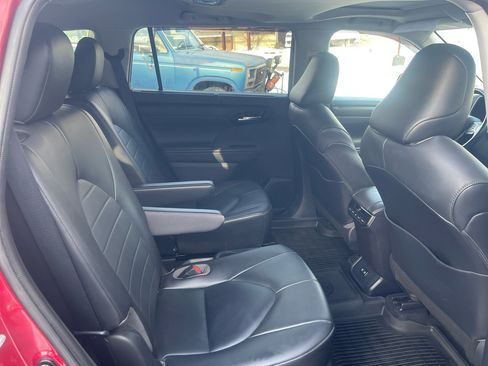 Used 2020 Toyota Highlander XLE image 25