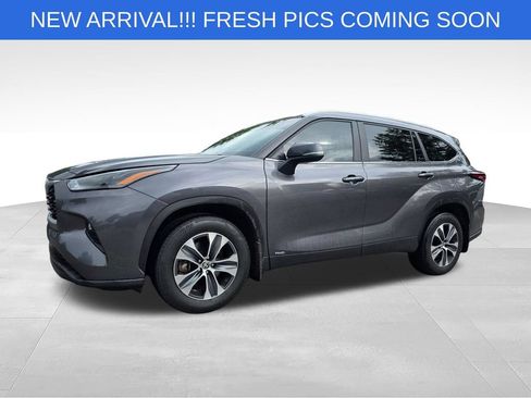 Used 2025 Toyota Highlander XLE AWD/4WD image 2