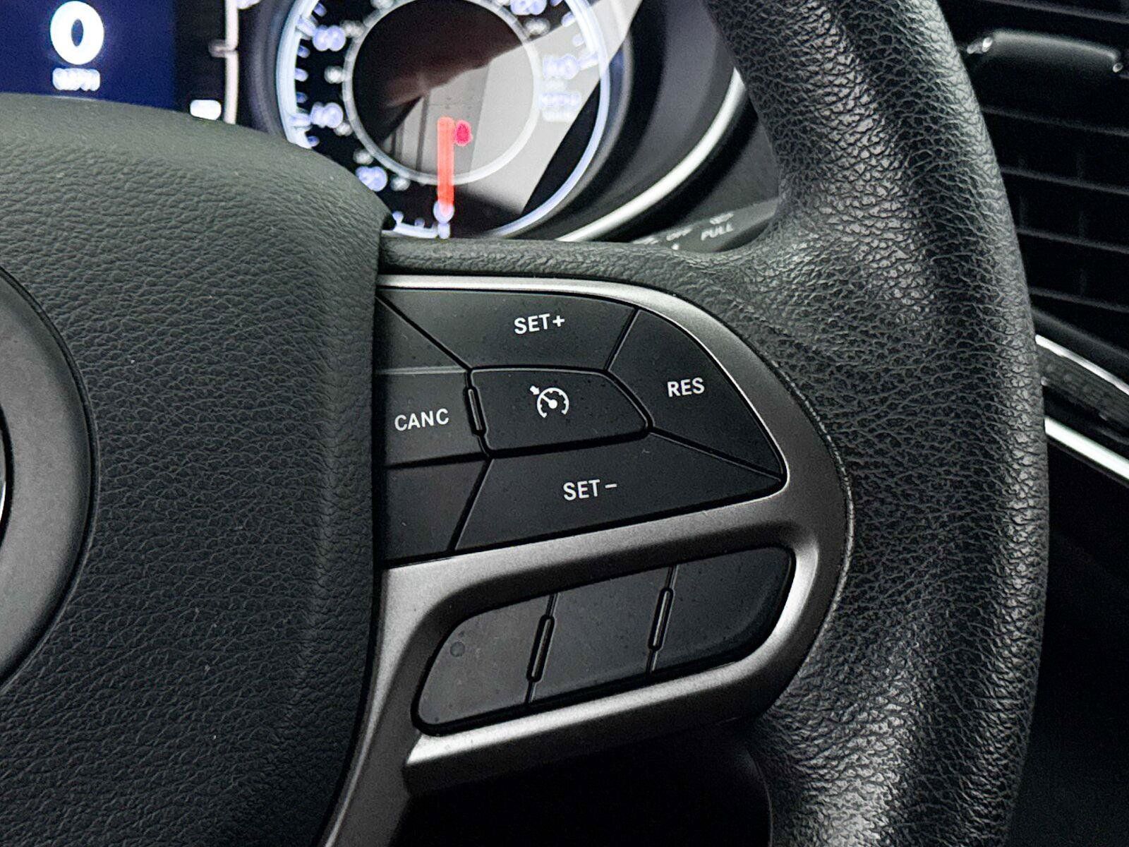 Used 2019 Jeep Cherokee Latitude w/ Popular Appearance Group FWD image 32