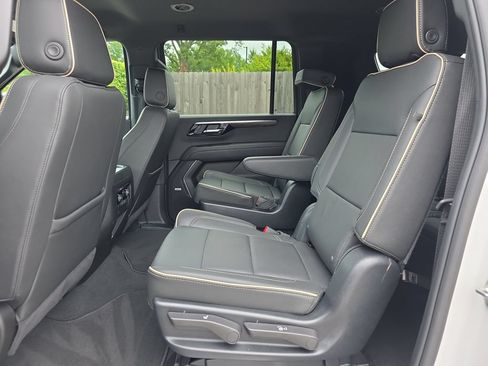 Used 2025 Chevrolet Suburban Premier RWD image 11