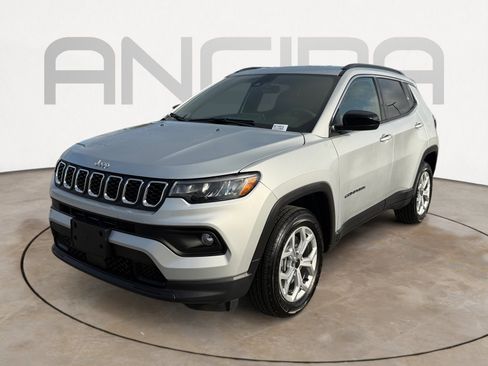 Used 2025 Jeep Compass Latitude AWD/4WD image 6
