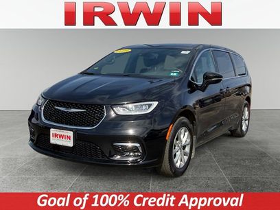 Used 2025 Chrysler Pacifica Select