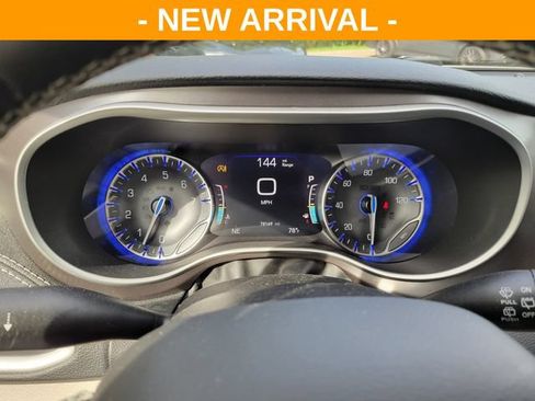 Used 2022 Chrysler Pacifica Touring-L AWD/4WD image 9