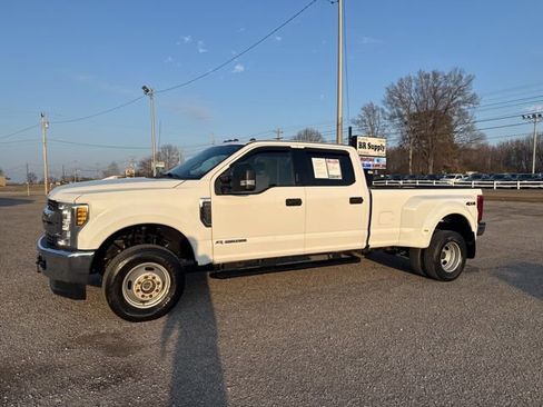 Used 2018 Ford F350 XLT image 3
