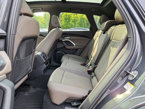 Used 2025 Audi Q5 Premium w/ Convenience Package AWD/4WD image 16
