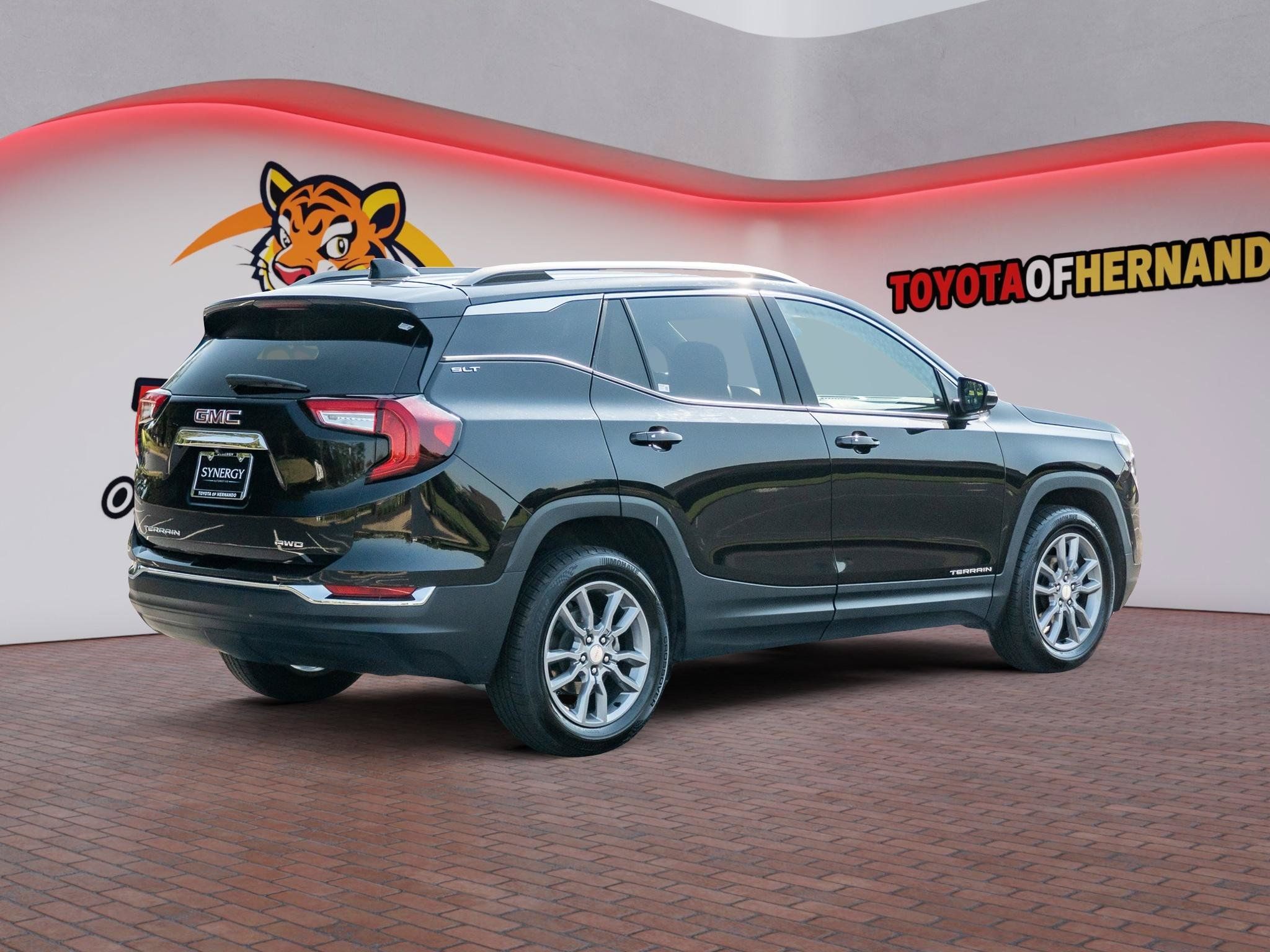 Used 2024 GMC Terrain SLT AWD/4WD image 5