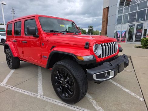 Certified 2025 Jeep Wrangler Unlimited Sahara w/ Safety Group AWD/4WD image 3