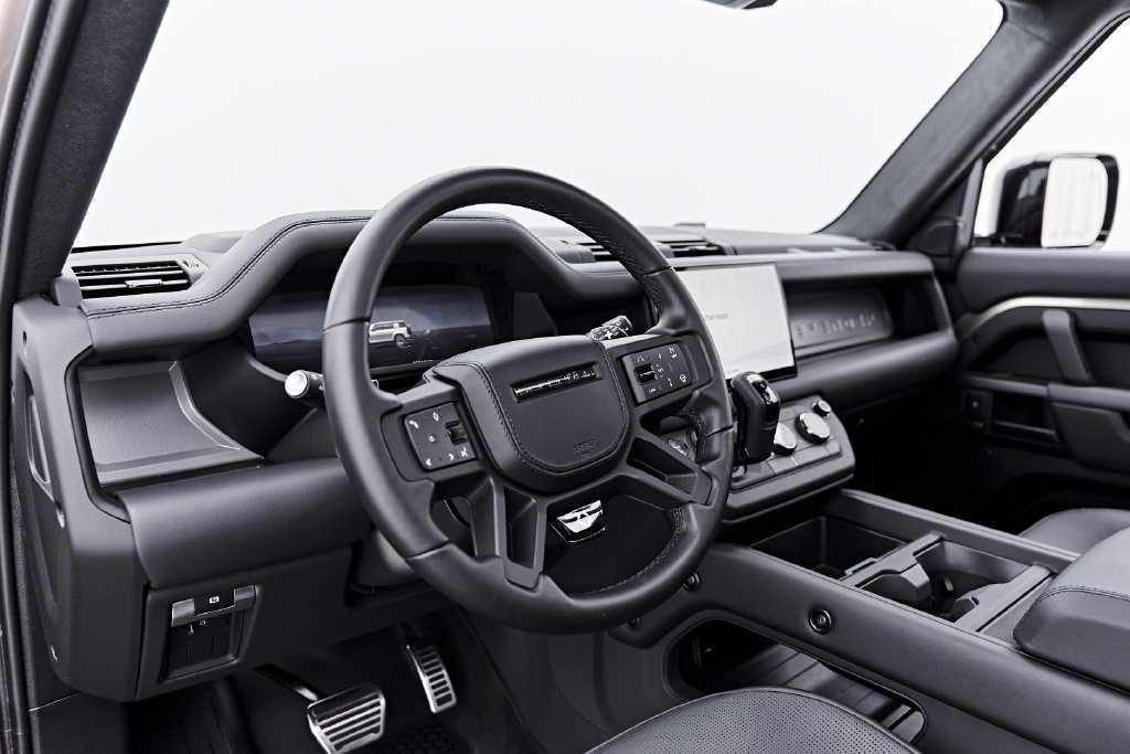 Used 2025 Land Rover Defender 110 AWD/4WD image 2