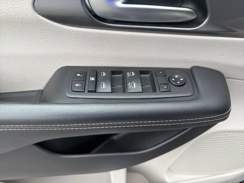 Used 2023 Chrysler Pacifica Touring-L FWD image 11