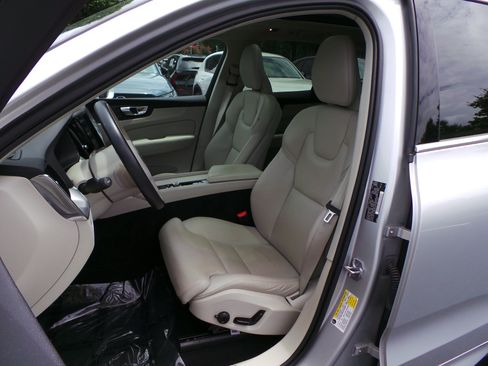 Used 2019 Volvo XC60 T5 Momentum w/ Premium Package AWD/4WD image 8