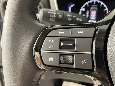 Certified 2025 Honda Pilot Touring image 14