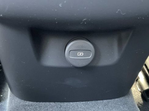 Used 2022 Volvo XC60 B5 Momentum image 10