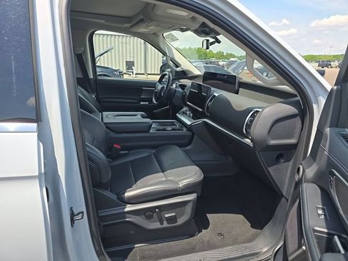 Used 2025 Ford Expedition Platinum w/ Driver's Package AWD/4WD image 8