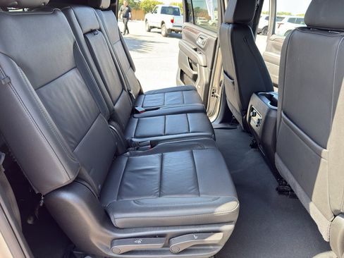 Used 2024 Chevrolet Suburban LT RWD image 30