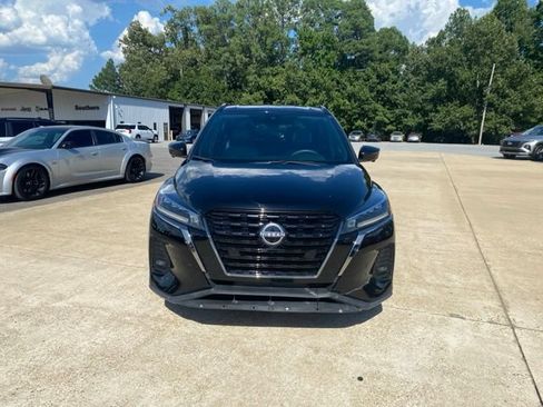 Used 2023 Nissan Kicks SR w/ SR Premium Package FWD image 8