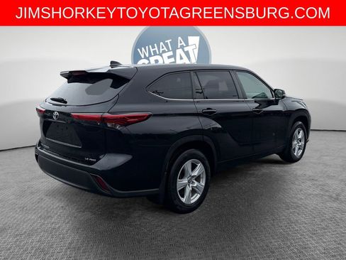 Used 2023 Toyota Highlander LE AWD/4WD image 3