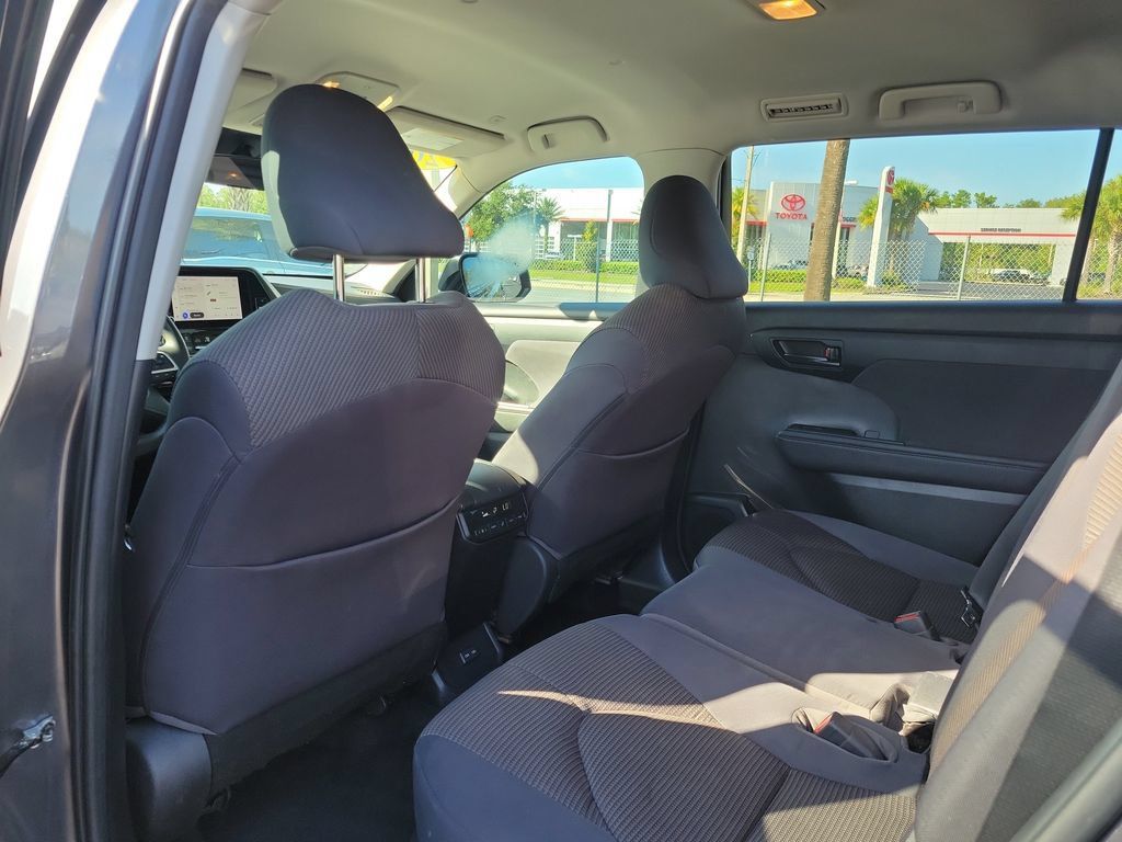 Used 2023 Toyota Highlander L FWD image 12