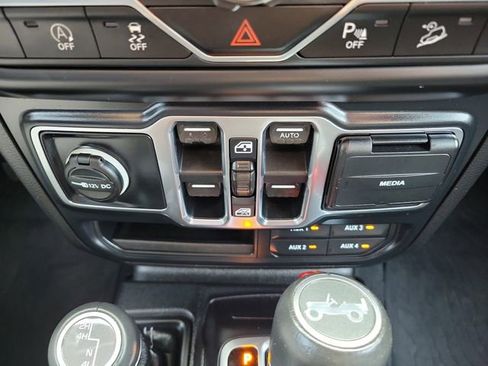 Used 2018 Jeep Wrangler Unlimited Sahara image 33