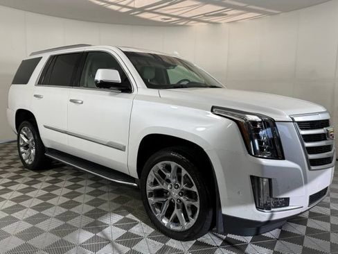 Used 2018 Cadillac Escalade Luxury AWD/4WD image 11