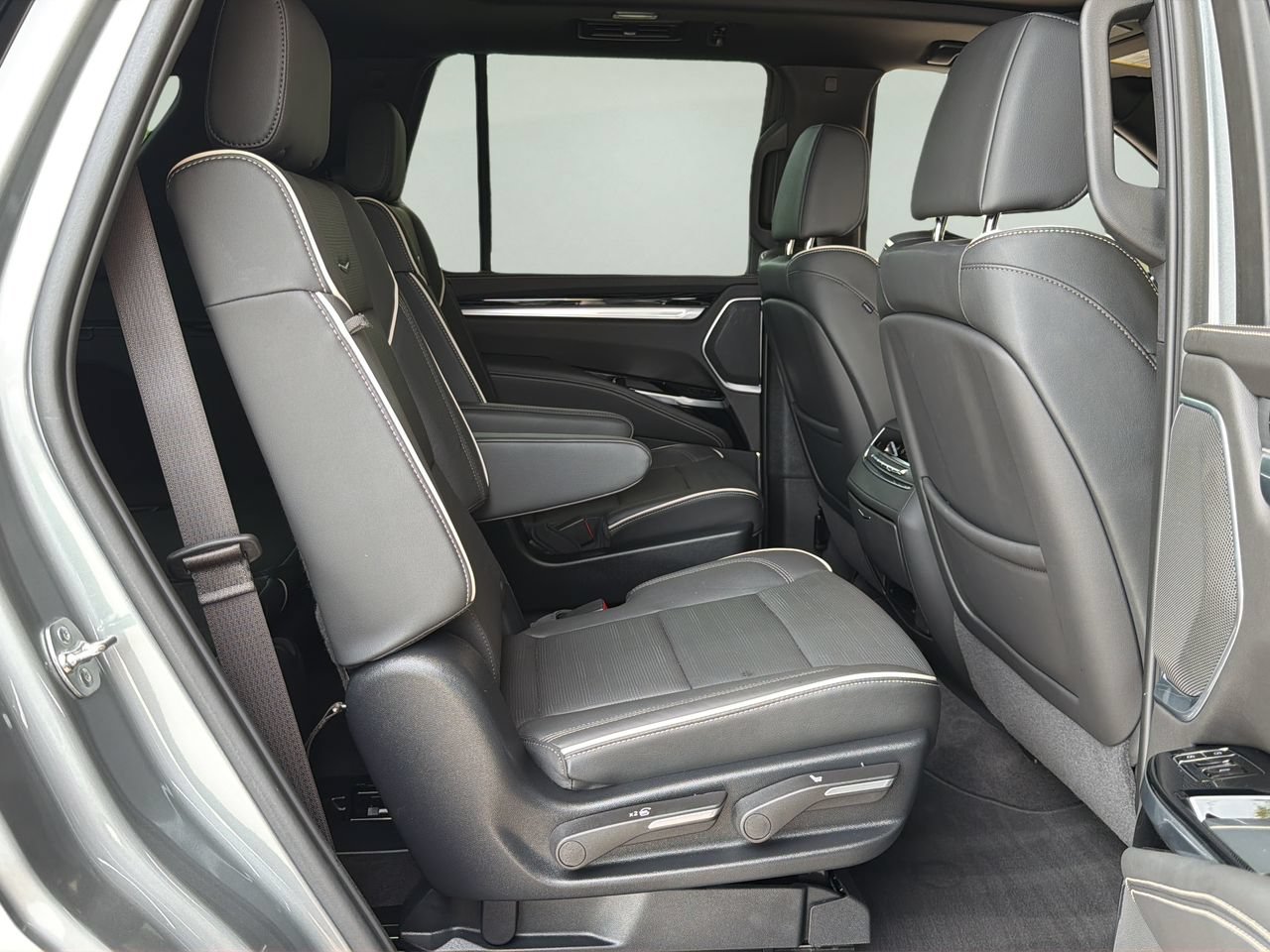 Used 2025 Cadillac Escalade Sport AWD/4WD image 23