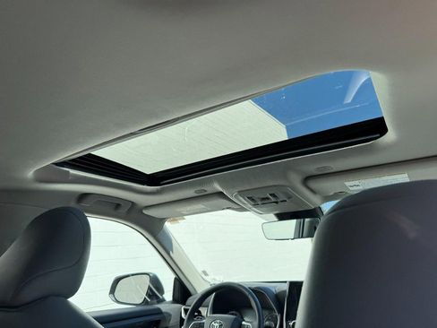 Used 2025 Toyota Highlander AWD image 11