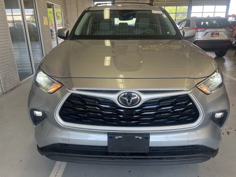 Used 2024 Toyota Highlander LE FWD image 2