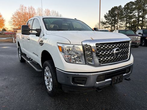 Used 2019 Nissan Titan SV w/ SV Convenience Package image 4