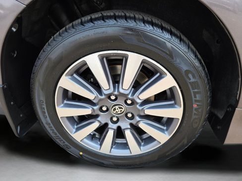 Used 2020 Toyota Sienna XLE Premium AWD/4WD image 37