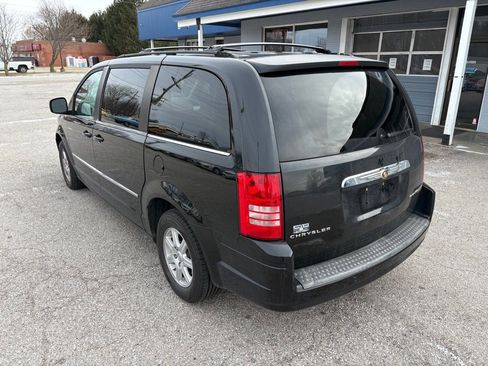 Used 2010 Chrysler Town & Country Touring image 6
