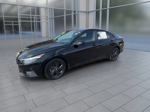 Used 2023 Hyundai Elantra Blue FWD image 4