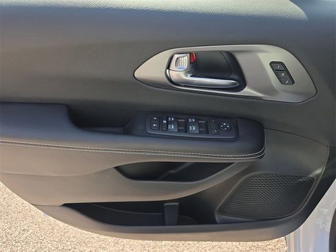 New 2026 Chrysler Pacifica Select image 18