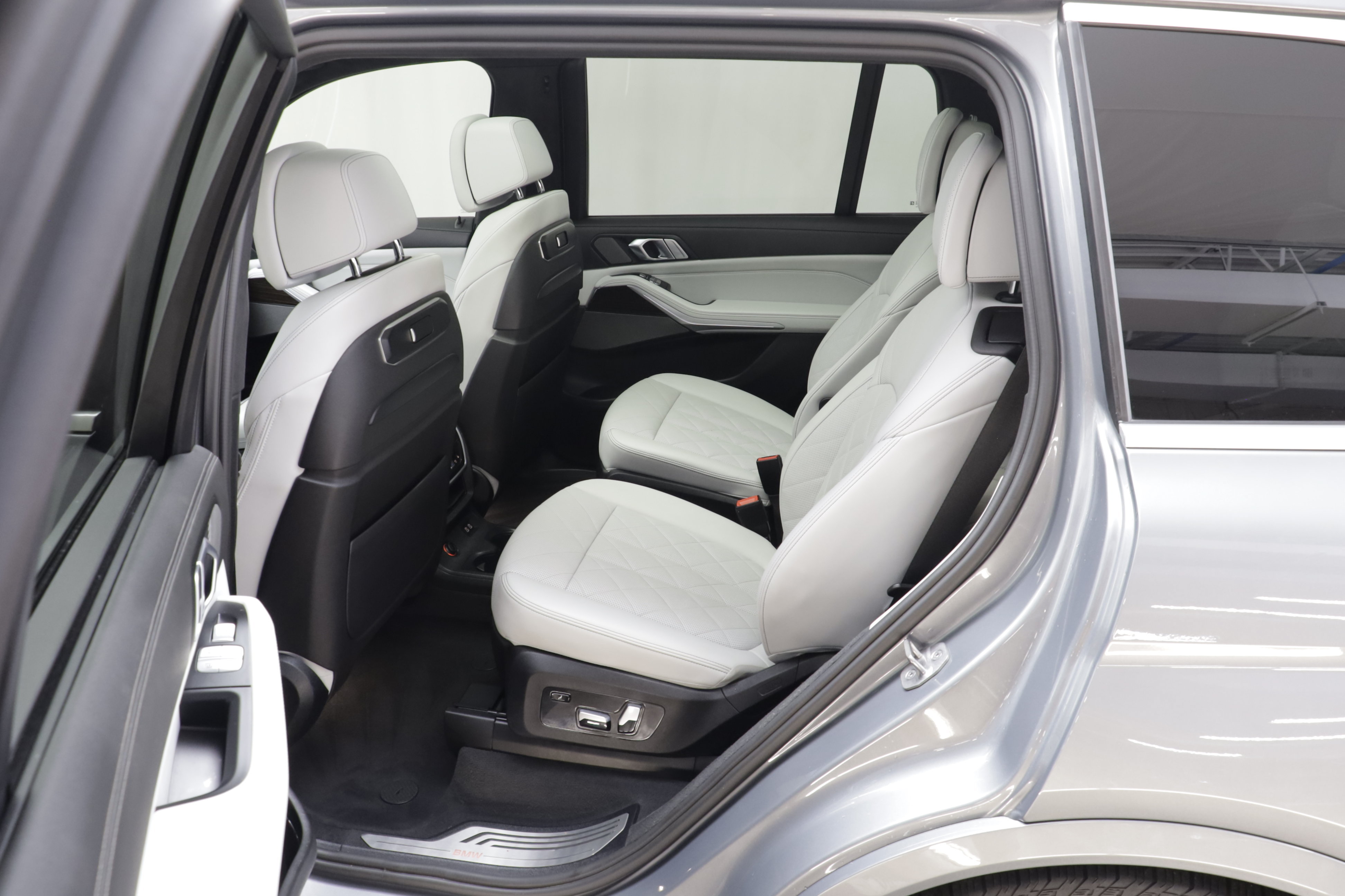 Used 2023 BMW X7 xDrive40i w/ Premium Package AWD/4WD image 16
