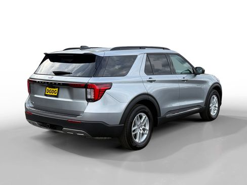 Used 2025 Ford Explorer Active w/ Active Comfort Package image 5