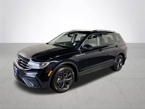 Certified 2023 Volkswagen Tiguan SE w/ Panoramic Sunroof Package image 2