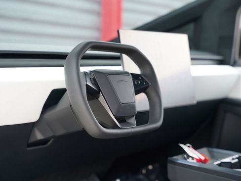 Used 2024 Tesla Cybertruck AWD Crew Cab image 15