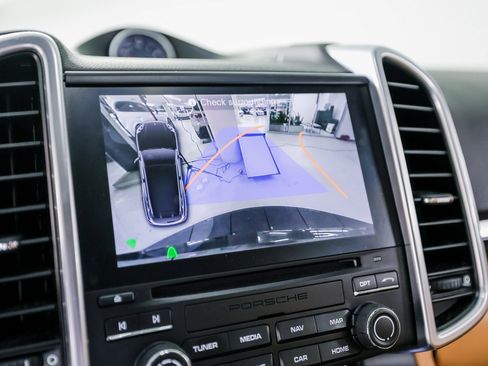 Certified 2017 Porsche Cayenne Platinum Edition image 19