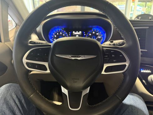 Used 2022 Chrysler Voyager LX image 18