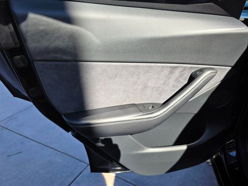 Used 2021 Tesla Model Y Long Range image 25