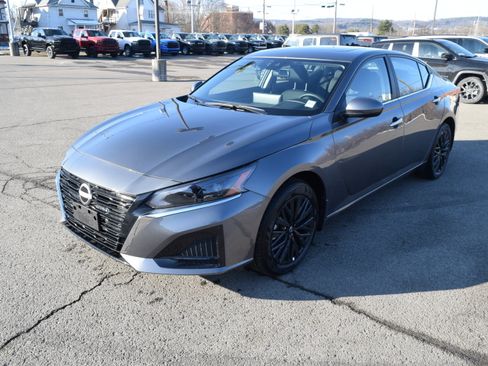 Used 2025 Nissan Altima 2.5 SV w/ SV Special Edition Package image 2