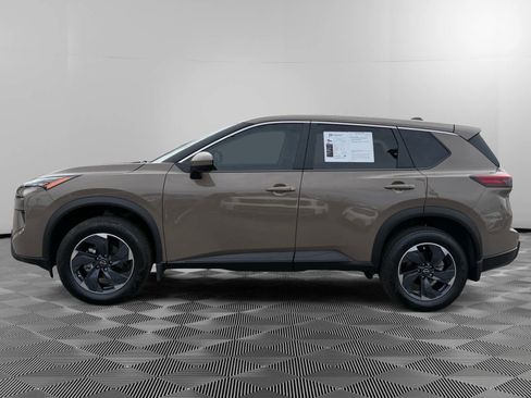 Used 2025 Nissan Rogue SV image 2