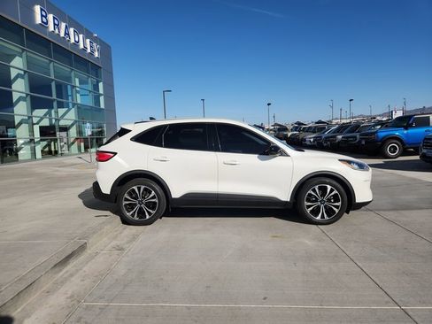 Used 2022 Ford Escape SE w/ SE Sport Appearance Package image 4