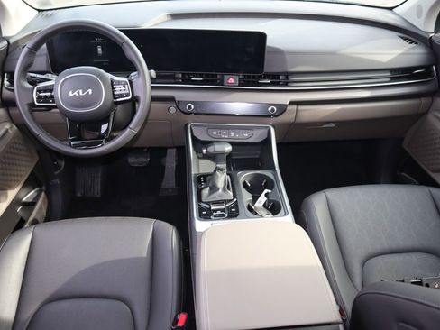 Used 2025 Kia Carnival EX image 14