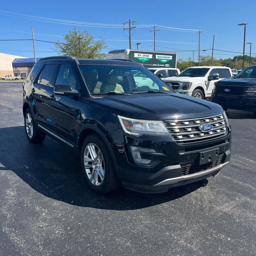 Used 2017 Ford Explorer XLT w/ Equipment Group 202A AWD/4WD image 3