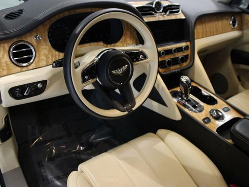 Used 2023 Bentley Bentayga image 4