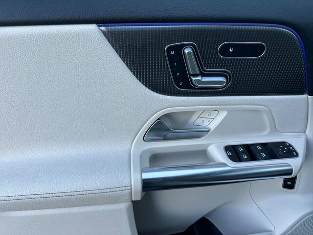 Used 2021 Mercedes-Benz GLA 250 4MATIC w/ Premium Package image 11
