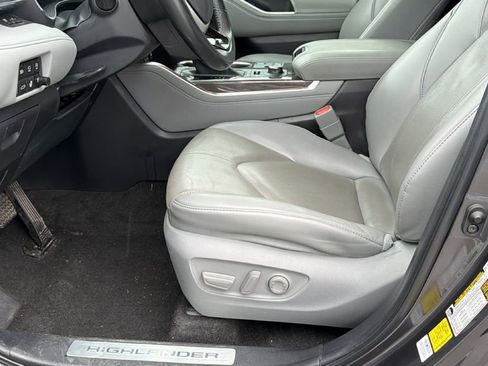 Used 2023 Toyota Highlander Limited AWD/4WD image 12