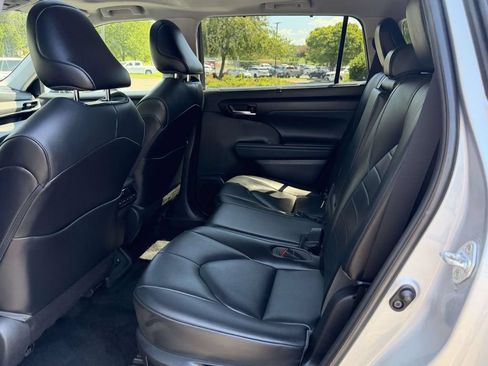 Used 2021 Toyota Highlander XLE AWD/4WD image 15